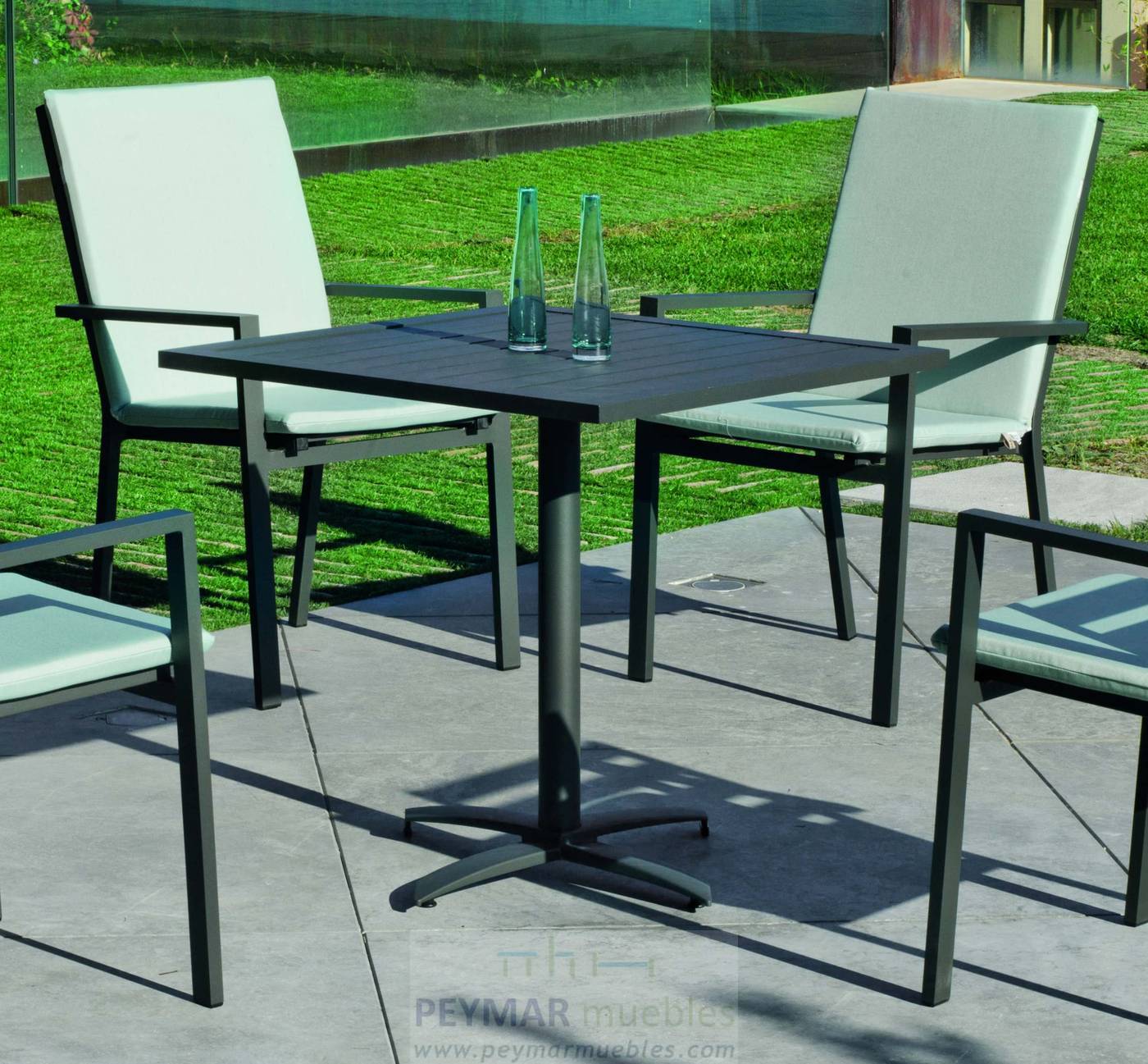 Mesa cuadrada de aluminio  con tablero lamas de aluminio. Disponible en color blanco, plata y antracita.